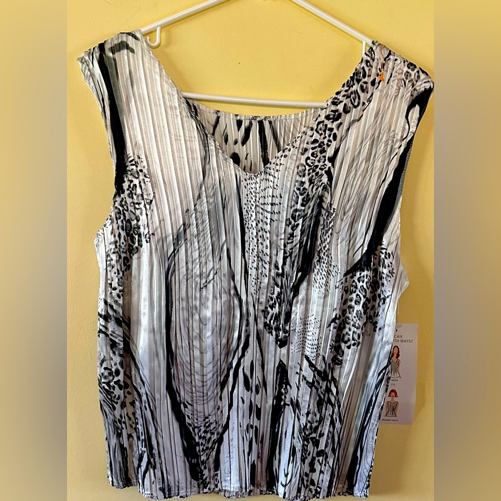 JAIPUR size LARGE, BLACK & WHITE pull over, sleeveless, stretchy blouse.